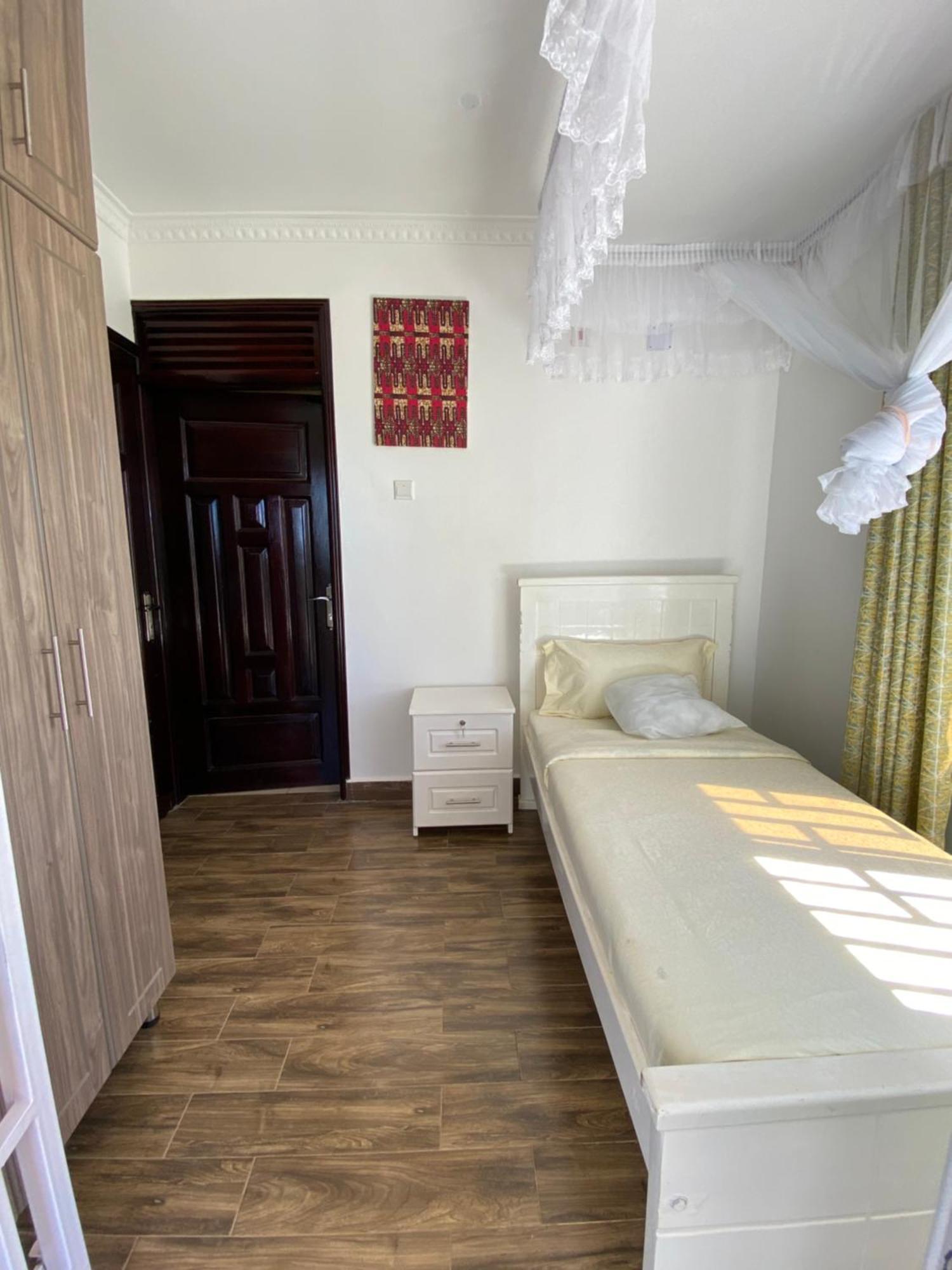 Nimaro Courts Hotel Entebbe Eksteriør billede