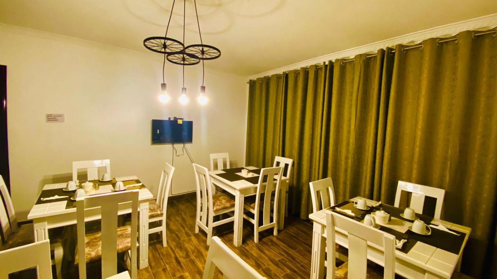 Nimaro Courts Hotel Entebbe Eksteriør billede